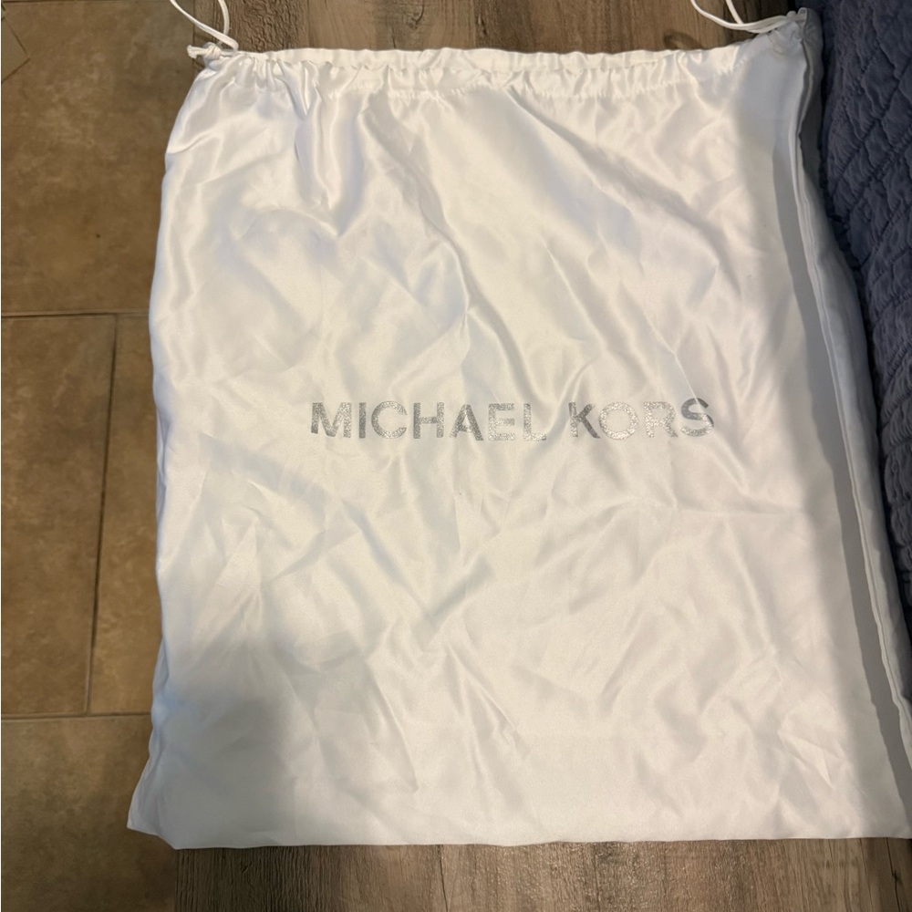 Michael Kors Classic Black Shoulder Bag - Picture 5 of 11